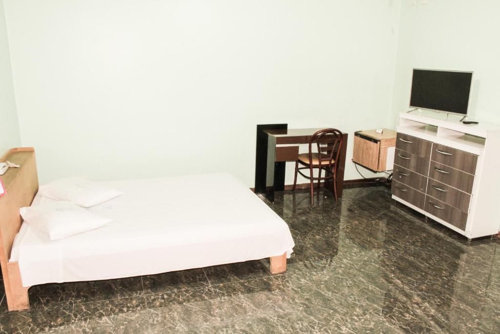 Postel nebo postele na pokoji v ubytování Cumbipar King Hotel