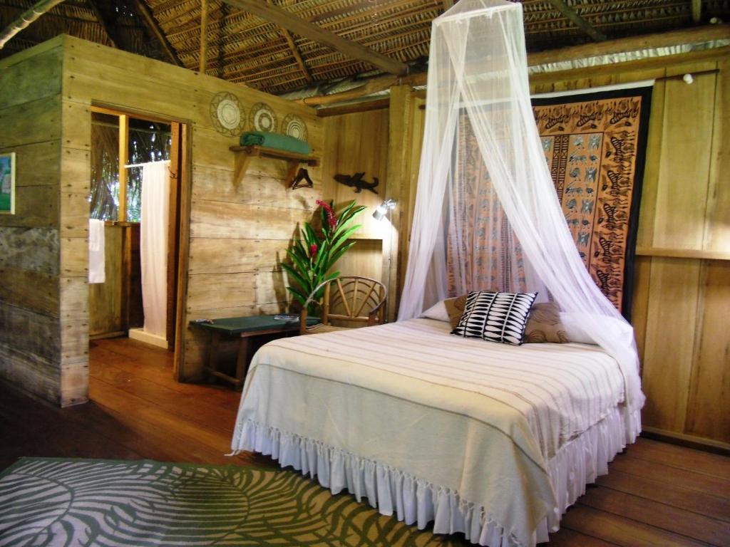 1 dormitorio con 1 cama con mosquitera en Creekside Oasis, en Punta Gorda