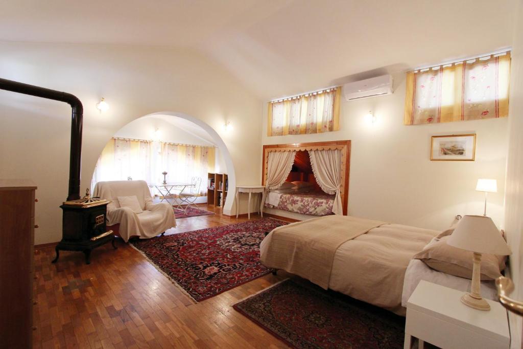 1 dormitorio grande con 1 cama y chimenea en Villa Carol Appartamento e B&B, en Tollo