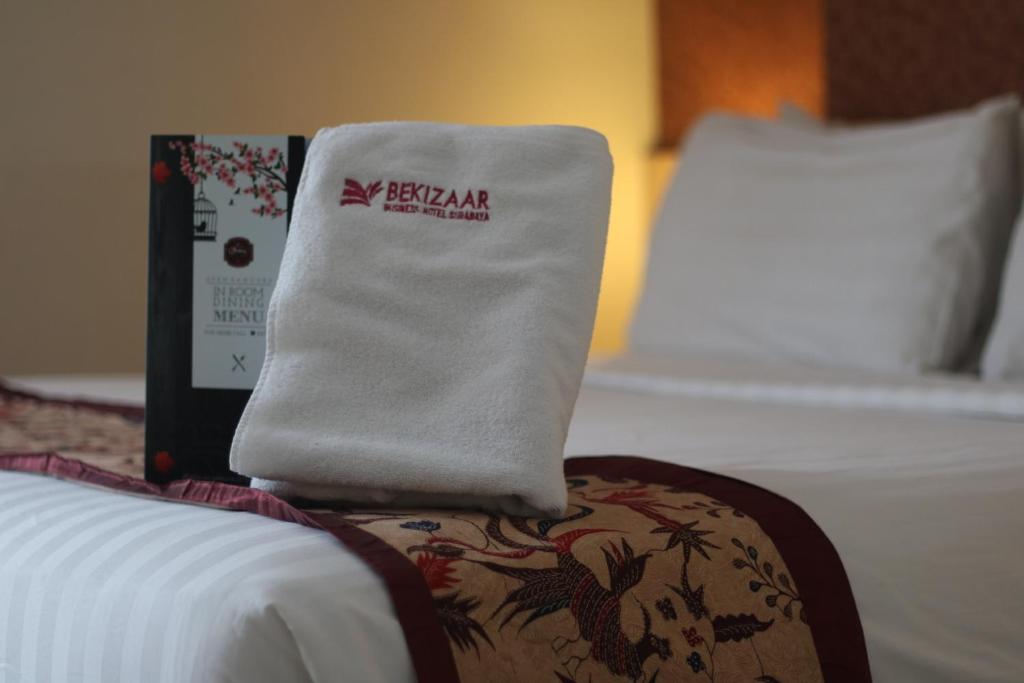 Postel nebo postele na pokoji v ubytování Bekizaar Hotel Surabaya