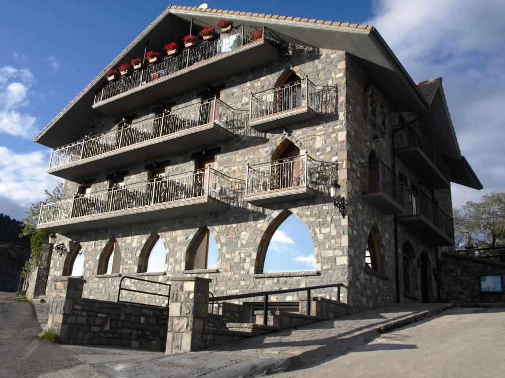 un edificio con balcones en un lateral en El Churrón, en Larrés