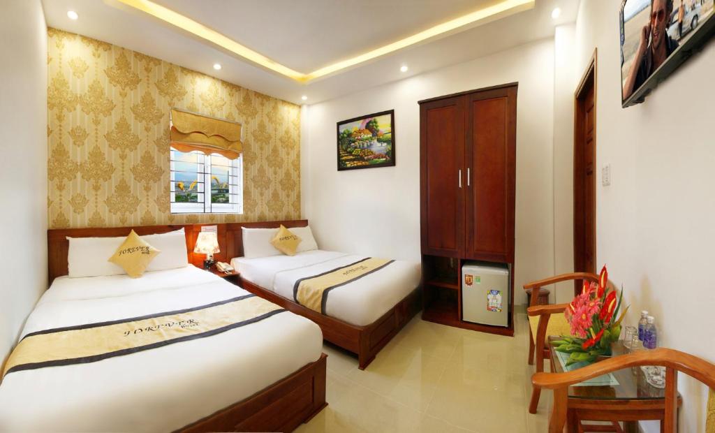 Giường trong phòng chung tại Forever Hotel