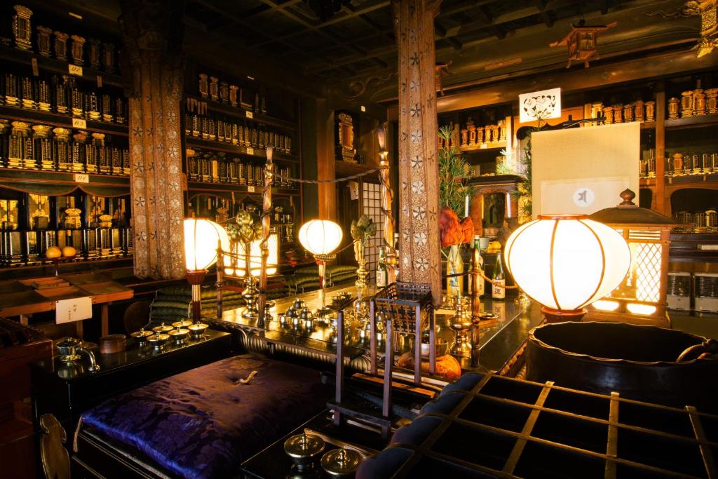 un bar con sofá y estanterías de alcohol en 高野山 宿坊 増福院 -Koyasan Shukubo Zofukuin- en Koyasan