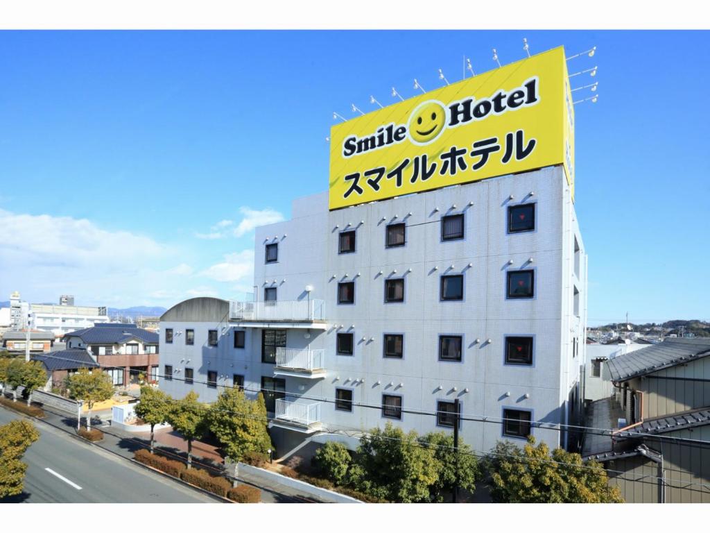 Smile Hotel Kakegawa في كاكِغو: مبنى كبير عليه لافته