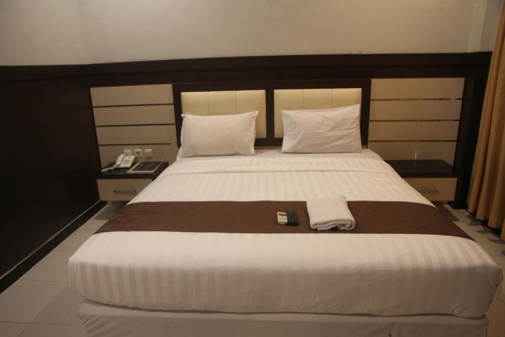 Postel nebo postele na pokoji v ubytování Puri Senggigi Hotel