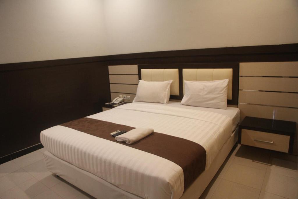 Postel nebo postele na pokoji v ubytování Puri Senggigi Hotel