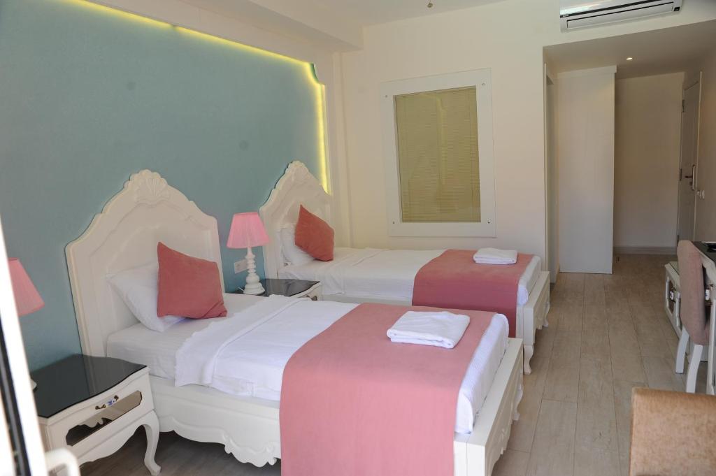 Montebello Deluxe Hotel - 