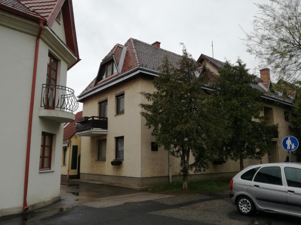 un coche aparcado frente a un edificio en Belvárosi Apartman Kőszeg, en Kőszeg