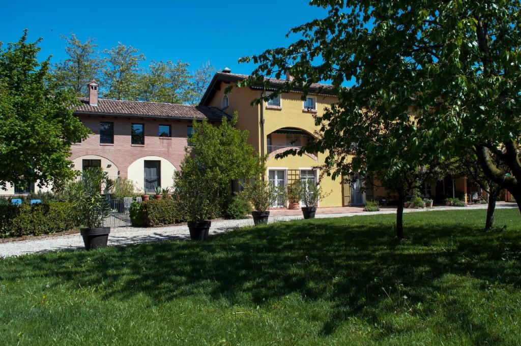 ein Haus mit Bäumen vor einem Hof in der Unterkunft Quattrocolli B&B in Quattro Castella