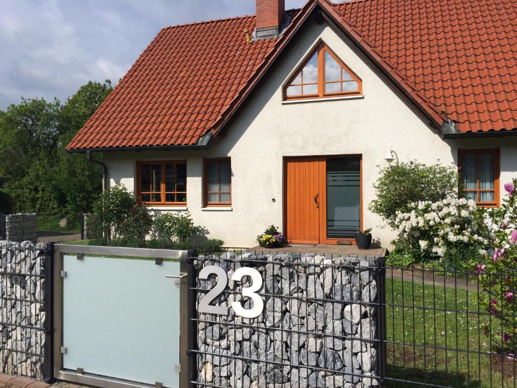 a house with a gate with the number on it at Ferienwohnung Störblick Schwerin in Raben Steinfeld