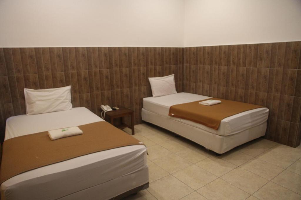 Postel nebo postele na pokoji v ubytování Puri Senggigi Hotel