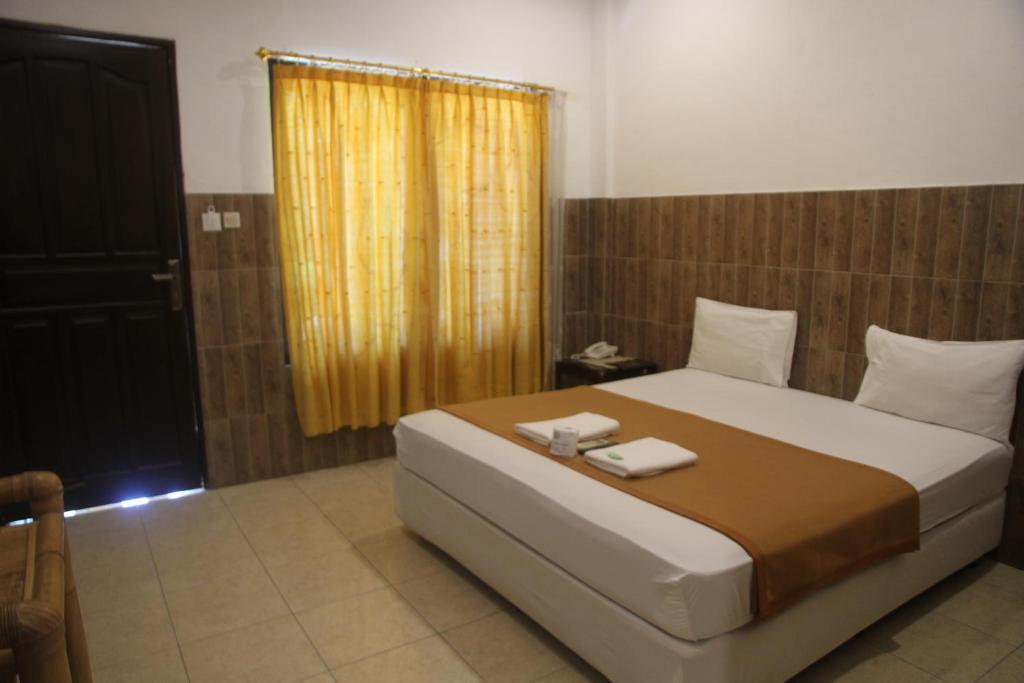 Postel nebo postele na pokoji v ubytování Puri Senggigi Hotel