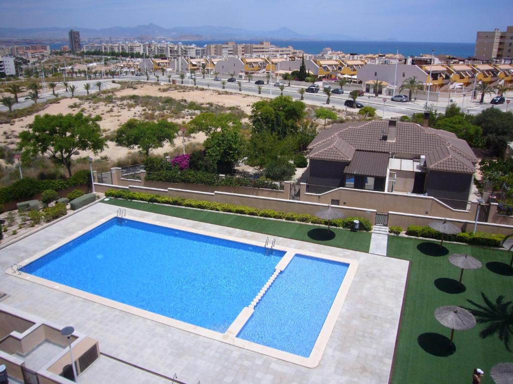 an overhead view of a swimming pool in front of a house at Descansa Y Disfruta De Las Mejores Playas in Arenales del Sol