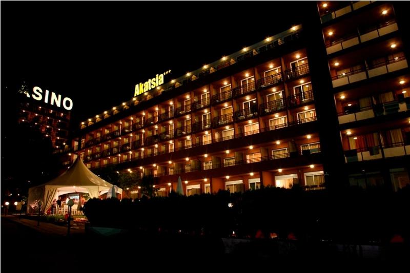 un edificio con una tienda delante de él por la noche en Hotel Gladiola 1 ex Akacia, en Golden Sands