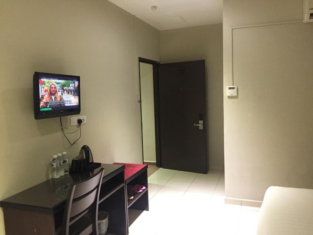 TV a/nebo společenská místnost v ubytování Ayer Hitam Hotel