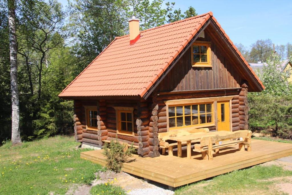 Cabaña de madera con terraza y casa en Ala-Laugu Holiday Home, en Leisi