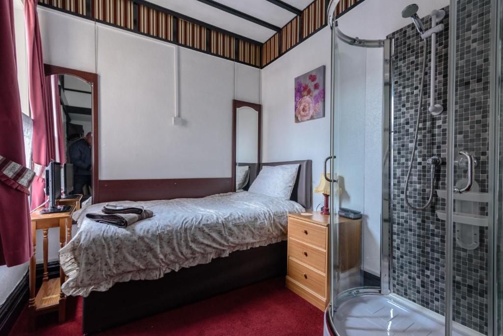 Ένα ή περισσότερα κρεβάτια σε δωμάτιο στο Happy Days Guesthouse