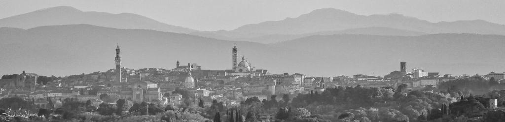 ein schwarzweißes Foto einer Stadt mit Bergen in der Unterkunft Dimora nel Chianti in San Sano