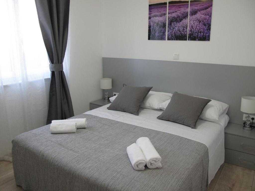 Postel nebo postele na pokoji v ubytování Apartments Mia Krk