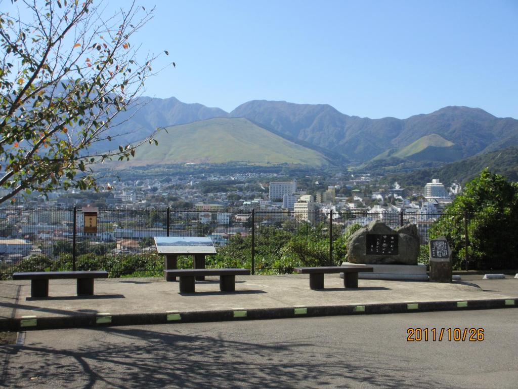 Vista generica sulle montagne o vista sulle montagne dall'interno del ryokan