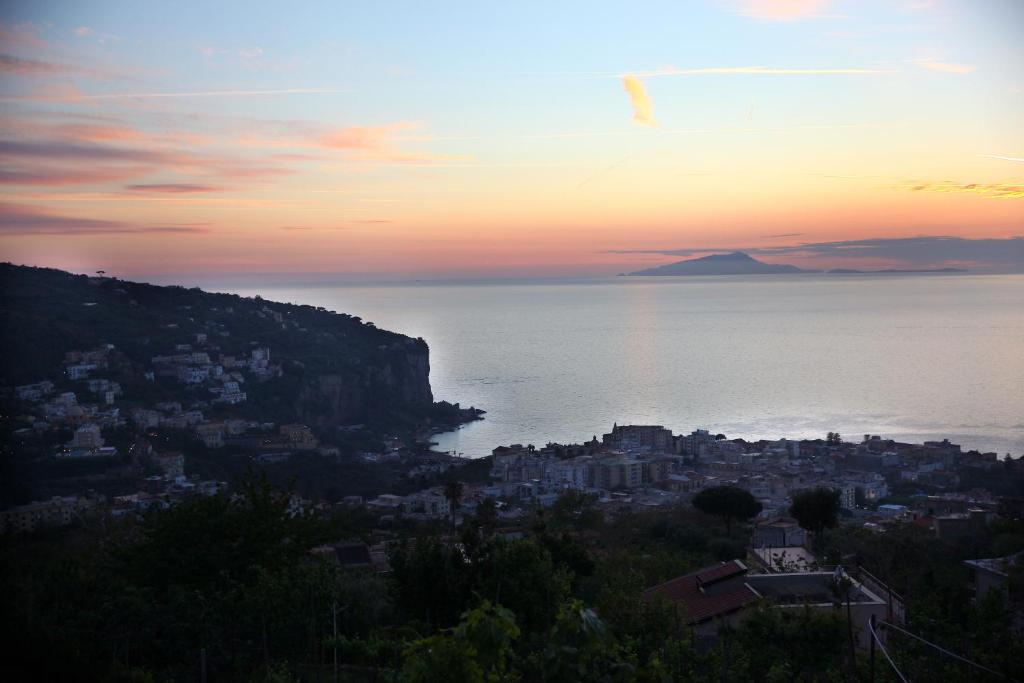 - Vistas a la ciudad y al océano al atardecer en B&B Nel Mar, en Vico Equense