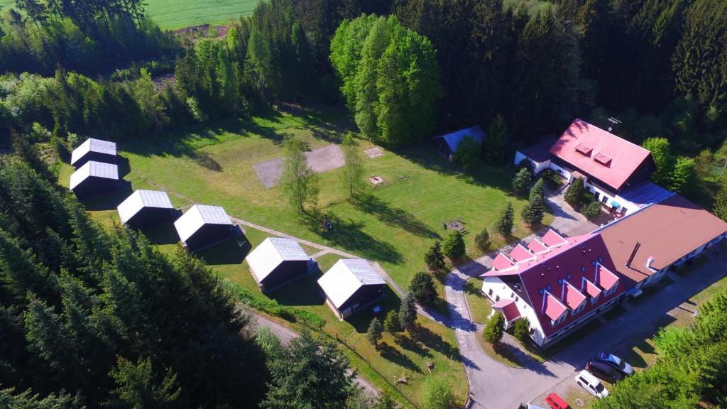 Resort Blatnice في Františkov: اطلالة جوية على منزل بسقف وردي