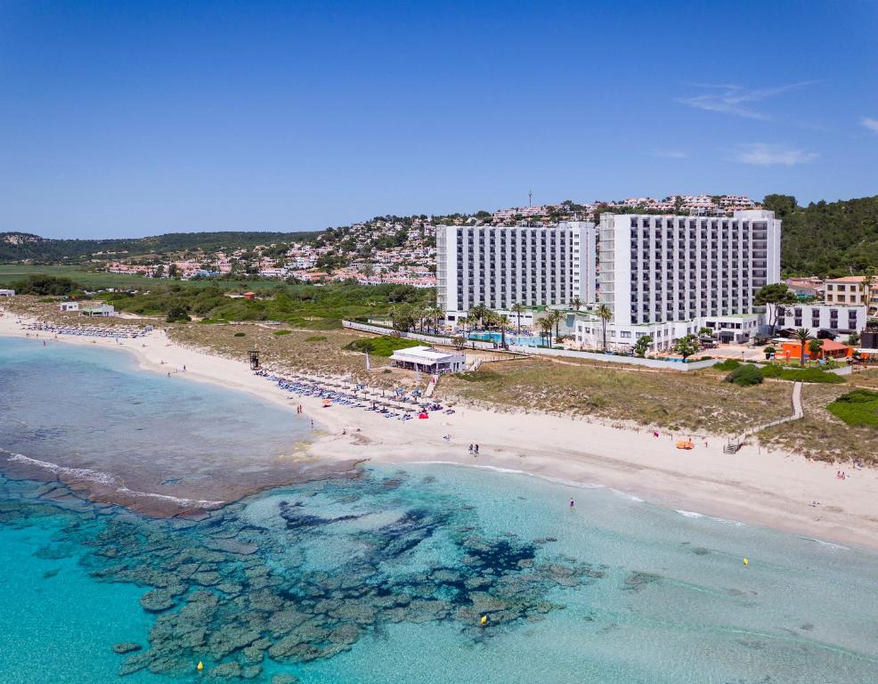 een luchtzicht op een strand met hotels en de oceaan bij Sol Milanos Pingüinos in Son Bou
