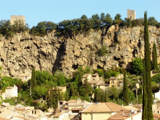 une ville avec des maisons et une montagne rocheuse dans l'établissement Le Pra de Pé, à Cotignac