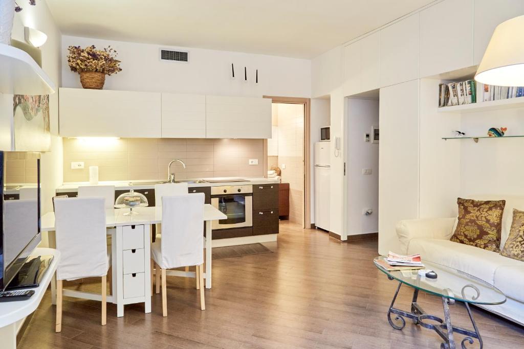 索倫托的住宿－Il Gioiellino，厨房以及带桌椅的起居室。