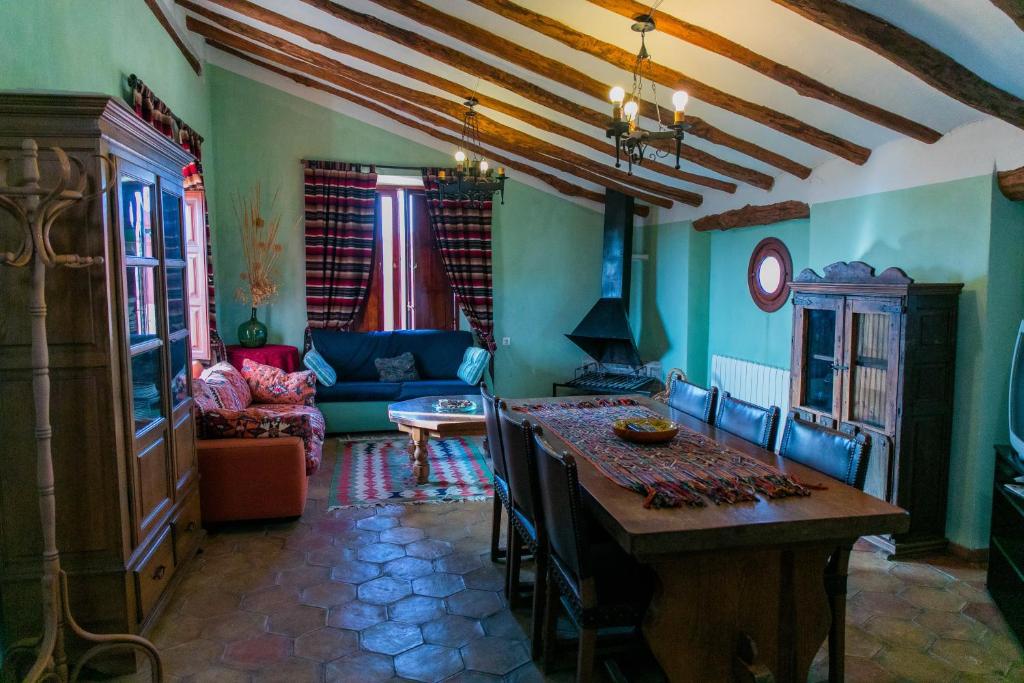 salon ze stołem i kanapą w obiekcie Cortijo Los Nogales w mieście Galera