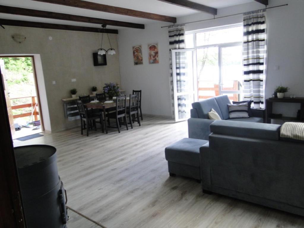 sala de estar con sofá y mesa en Port przy Zeglarskiej en Ruciane-Nida
