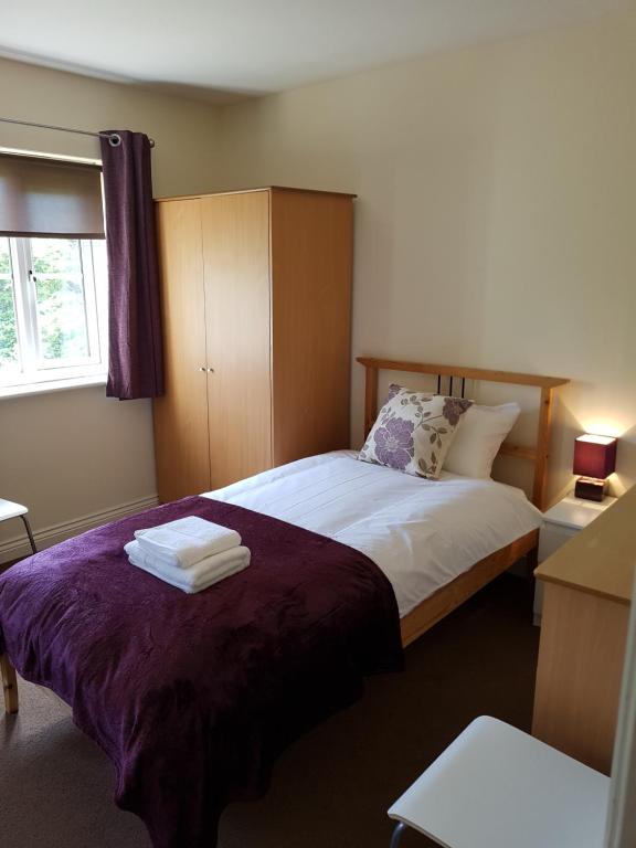 1 dormitorio con 1 cama con cabecero de madera en Livingston 4 bedroom townhouse, en Livingston