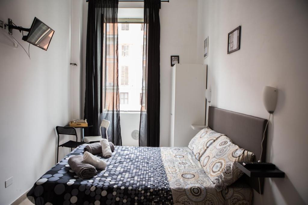 ローマにあるLa Residenza Cityのベッドルーム(ベッド1台、動物の詰め物付)