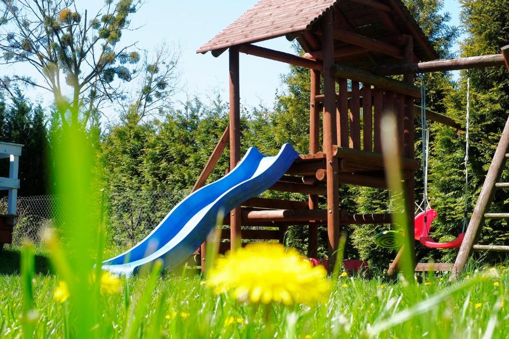 Herní místnost nebo prostor pro děti v ubytování Domek Drewniany