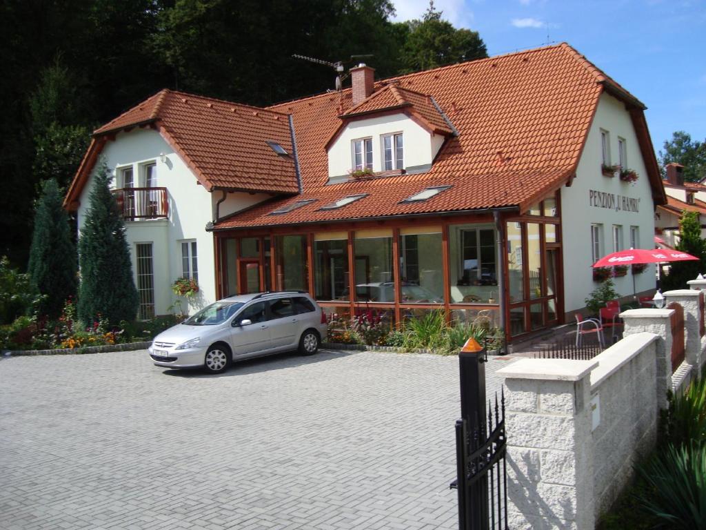 un pequeño coche plateado estacionado frente a un edificio en Penzion U hamru, en Český Krumlov