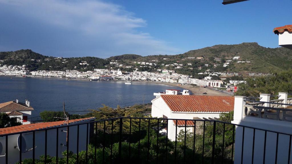 een uitzicht op een baai vanuit een huis bij La Ribera, Apartament amb vistes al mar R2 in Port de la Selva