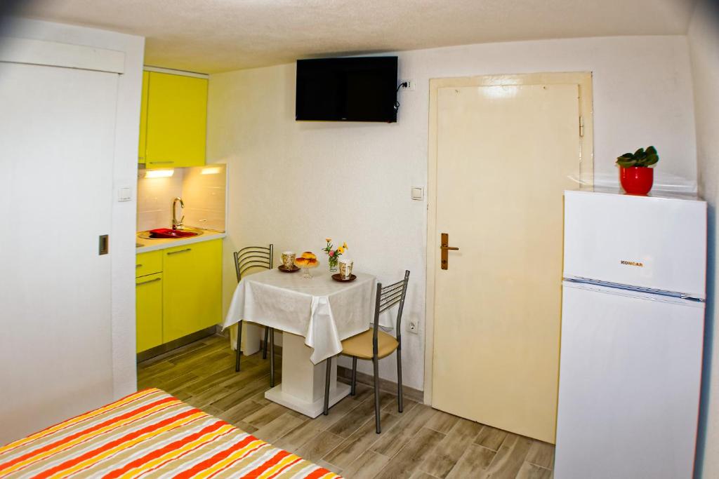 Kuchyň nebo kuchyňský kout v ubytování Studio Apartman Papić