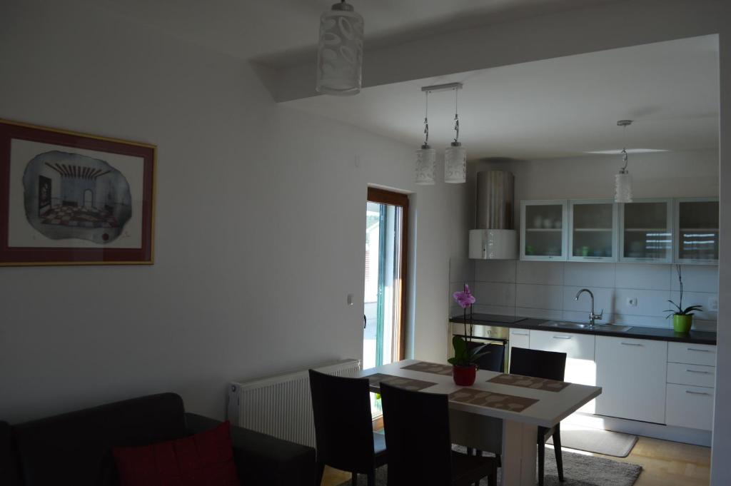 a kitchen with a table and chairs in a room at Apartmani Mila in Sukošan