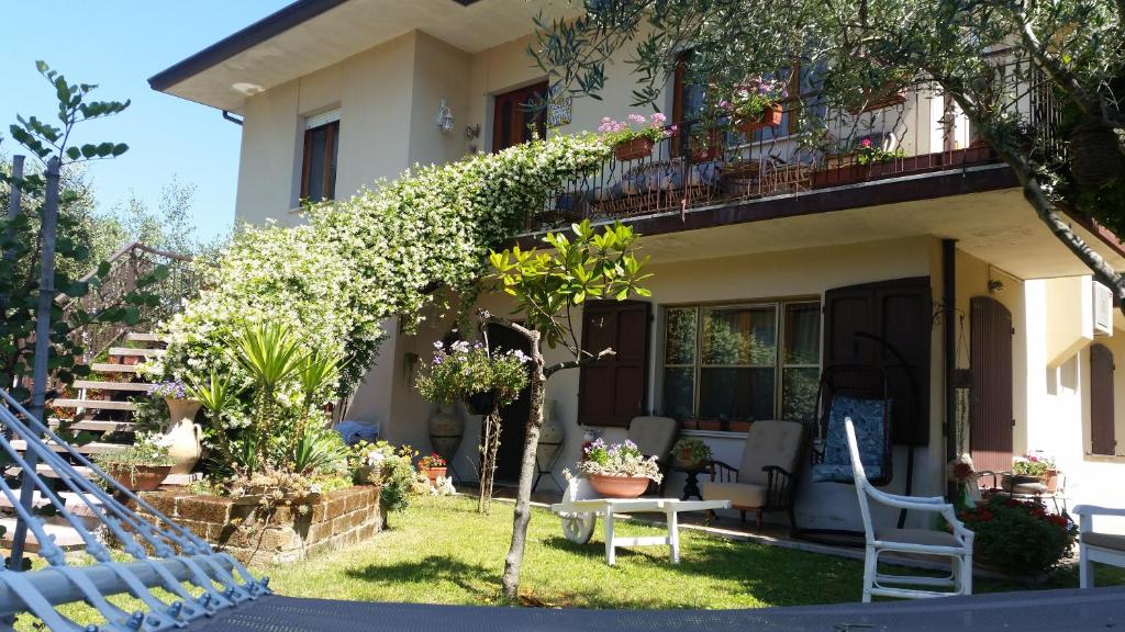 uma casa com uma mesa e cadeiras no quintal em A Casa Di Gabri em San Giovanni in Marignano