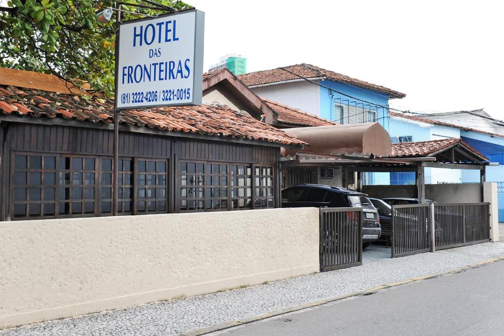 a hotel uses renovations sign in front of a building at Hotel das Fronteiras in Recife