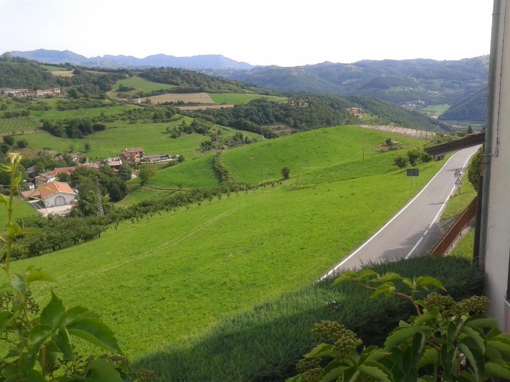 TregnagoにあるAlbergo Ristorante La Bettolaの道路・緑地の窓からの眺め