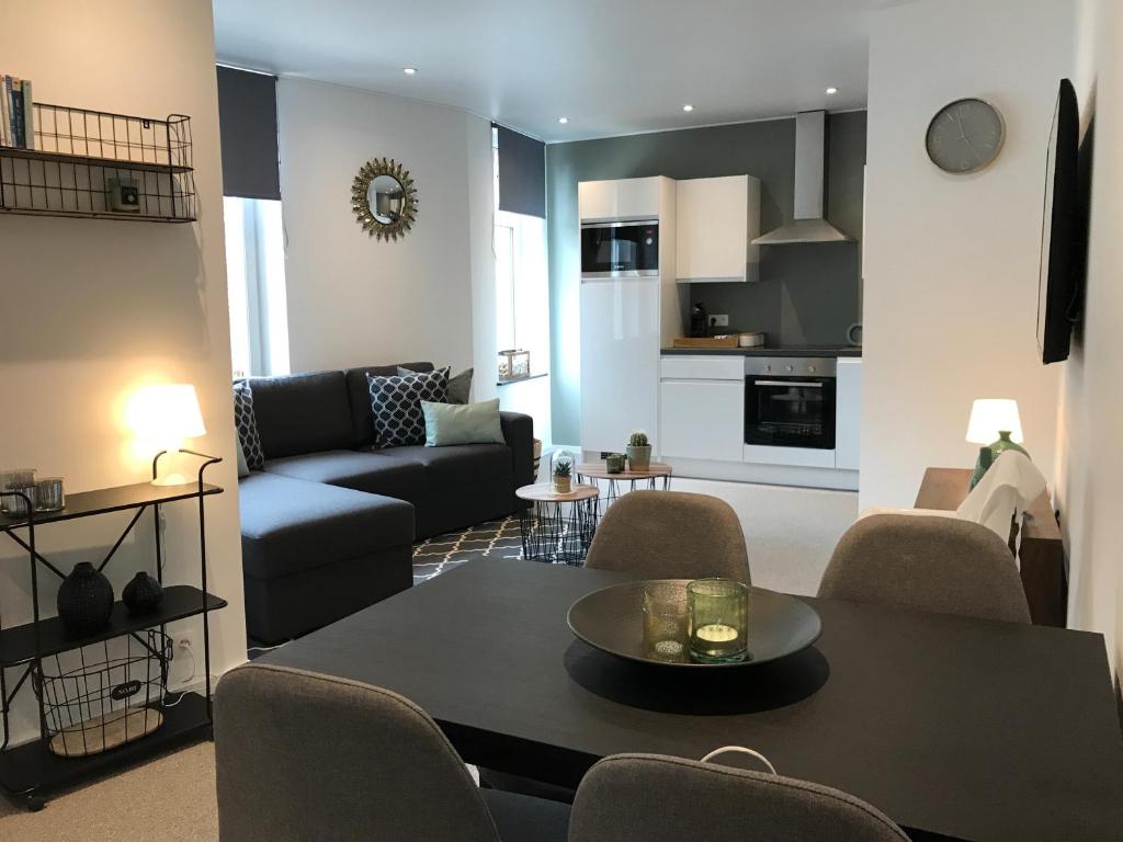 a living room with a table and a couch at Le Coin Cocoon Inn in Aywaille