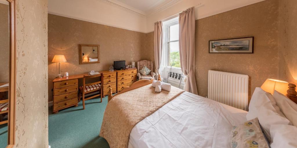 Postel nebo postele na pokoji v ubytování Craigard House Hotel
