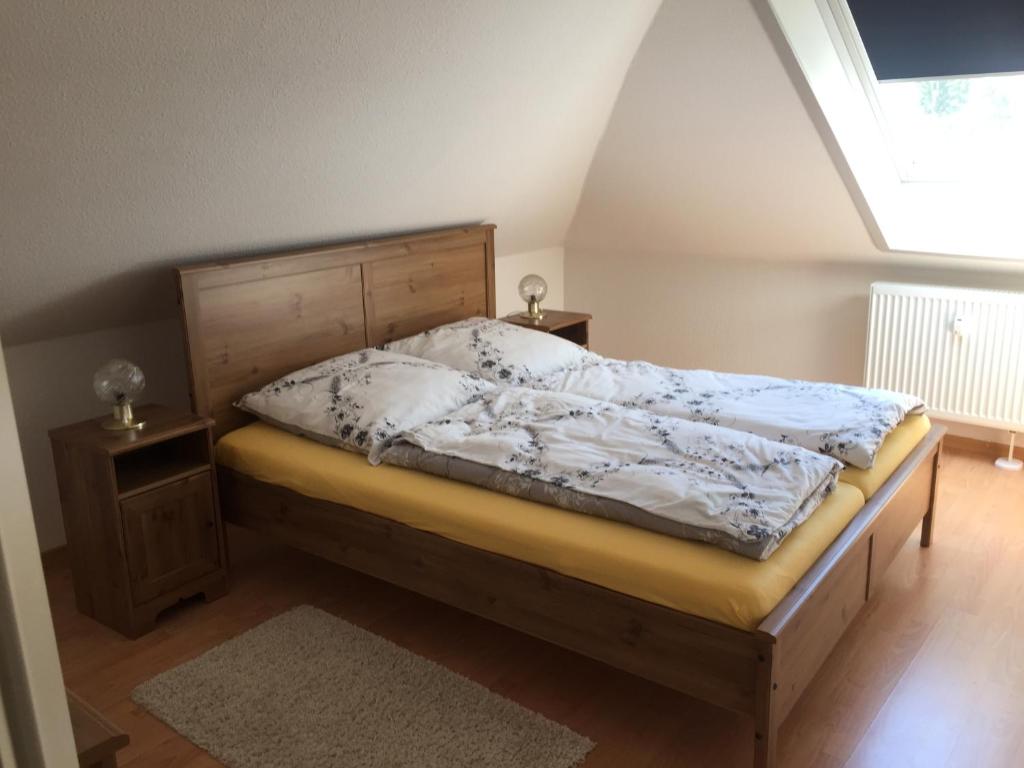 Ein Bett oder Betten in einem Zimmer der Unterkunft Ferienwohnung Tonberg 4