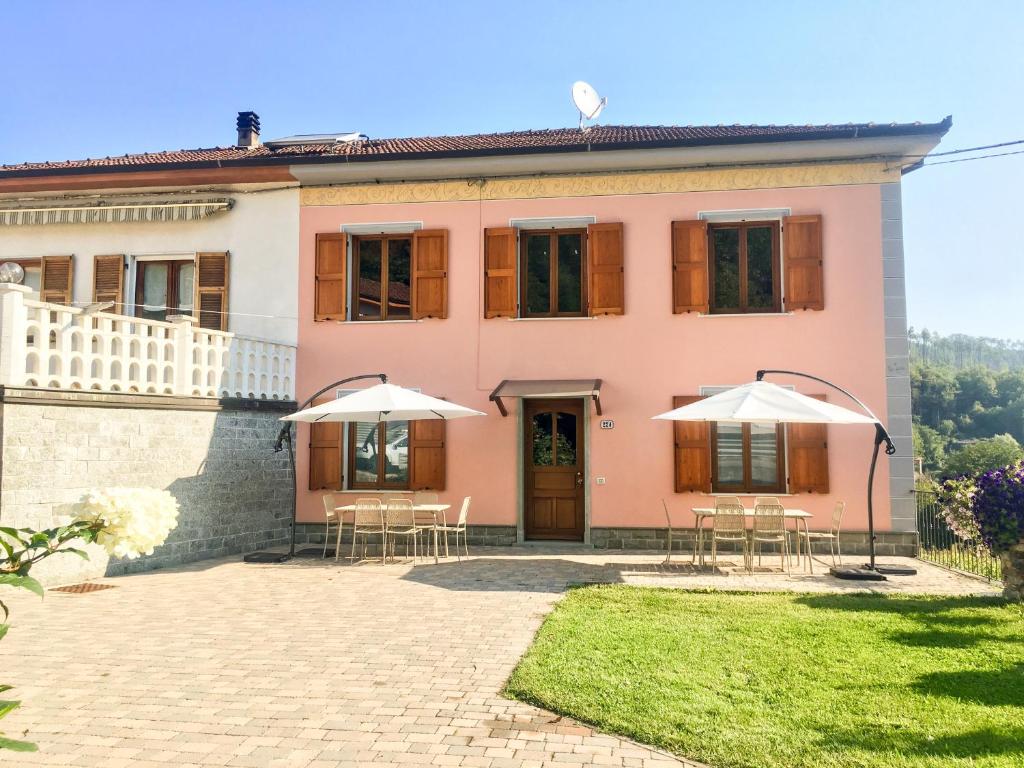 een huis met tafels en parasols ervoor bij Agriturismo La Ferriera in Pignone