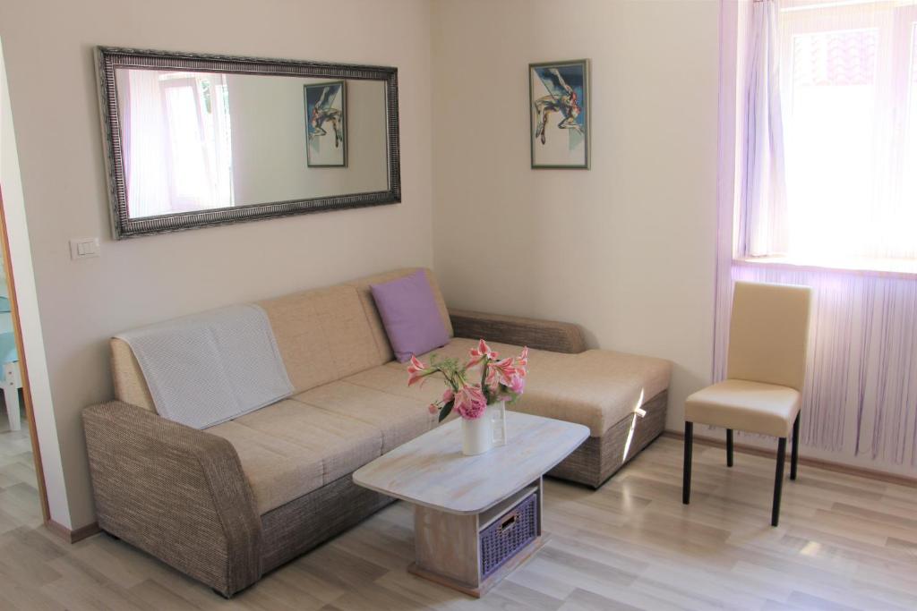 salon z kanapą i stołem w obiekcie Apartment Marica w Medulinie