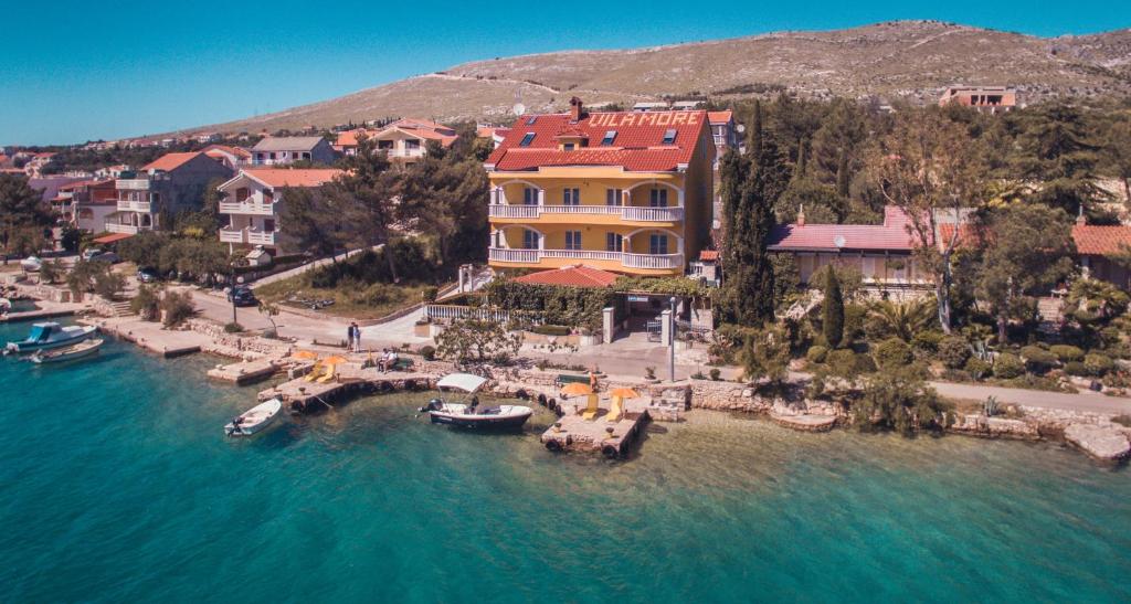 uma vista aérea de um resort com barcos na água em Vila More em Grebaštica