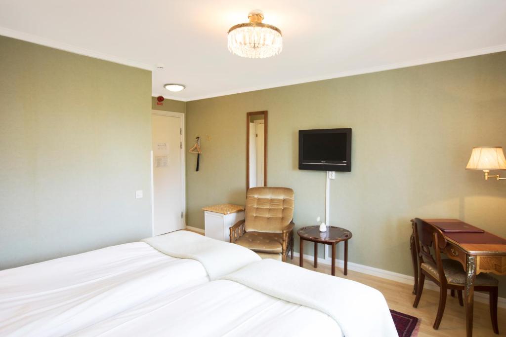 TV a/nebo společenská místnost v ubytování Hotell Lindgården
