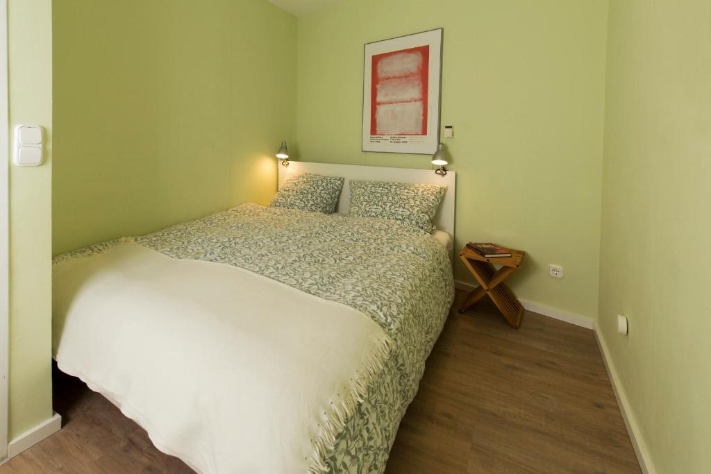ハイムバッハにあるAdlerhorstの白いベッドと壁の絵が備わる小さなベッドルーム1室が備わります。