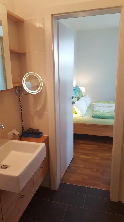 Postel nebo postele na pokoji v ubytování Zegg-Lounge